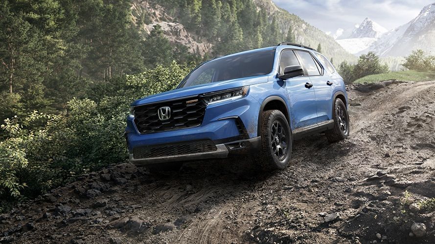 Le Honda Pilot 2025 qui roule dans un chemin de boue.