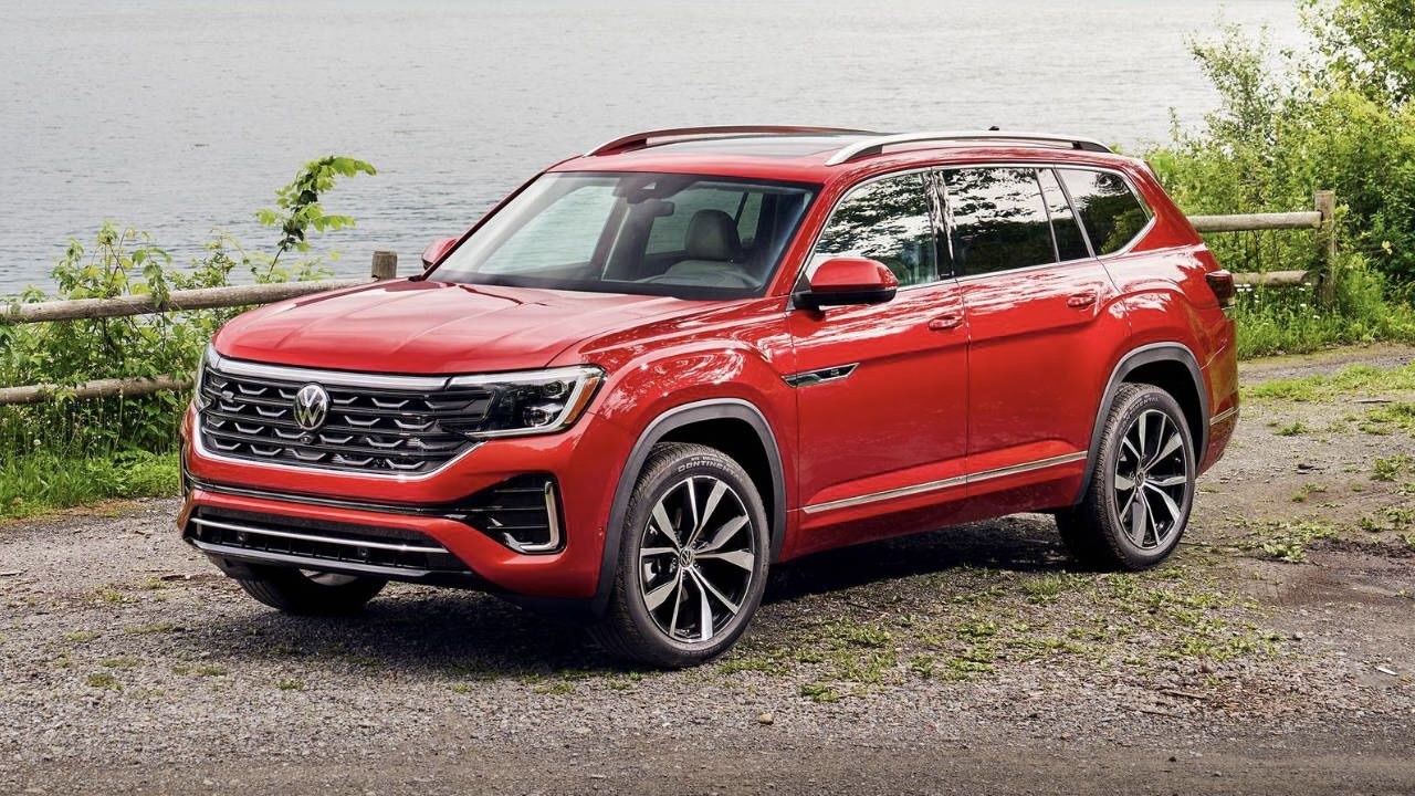 Le VW Atlas 2025 stationné devant un lac.