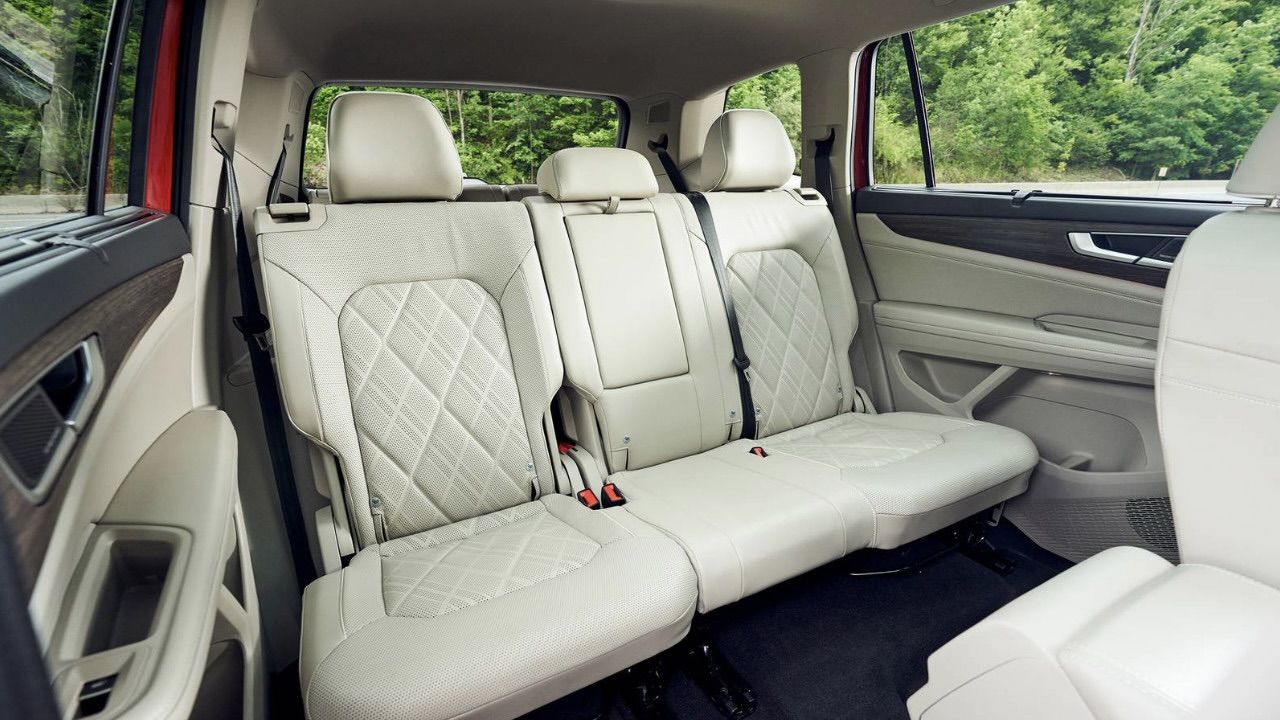 Vue sur les sièges arrière en cuir du VW Atlas 2025.