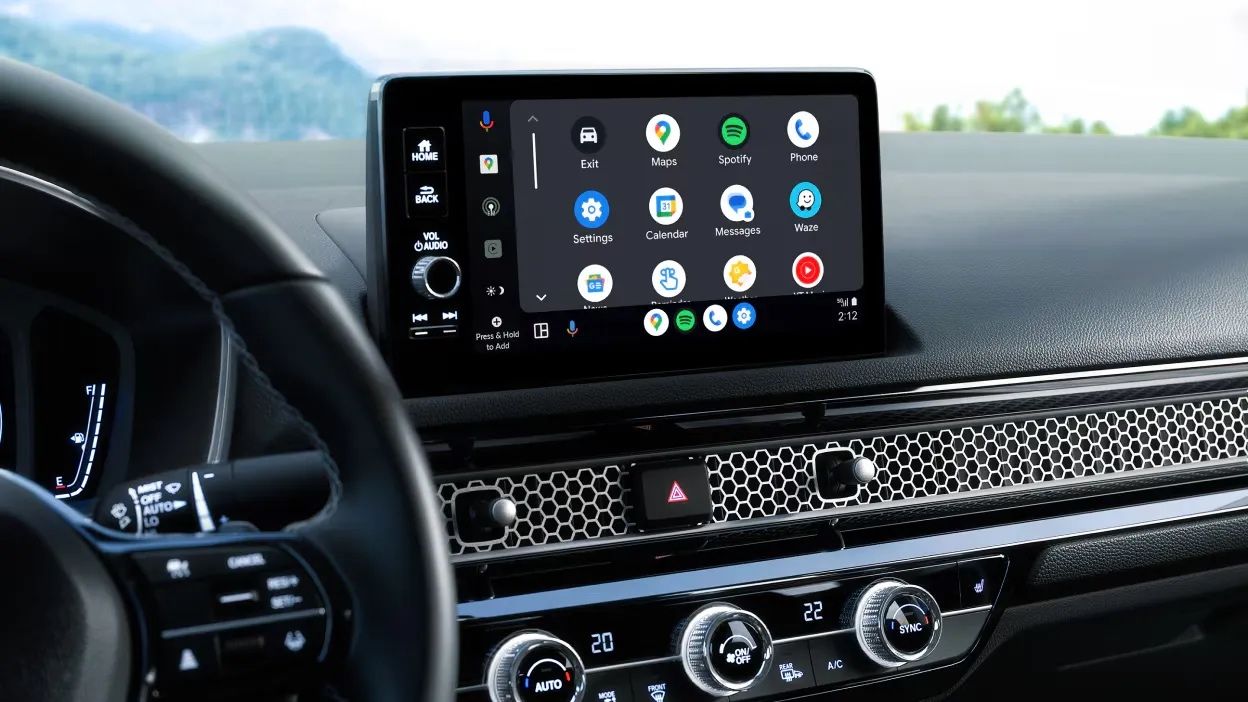 Gros plan sur l’écran tactile de 9 pouces avec interface Android Auto dans la Honda Civic hybride 2026, tableau de bord moderne avec buses d’aération alvéolées.