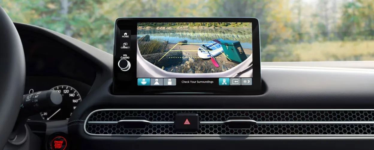 Écran tactile du Honda HR-V 2026 affichant la caméra de recul avec mise au point sur les objets derrière le véhicule.