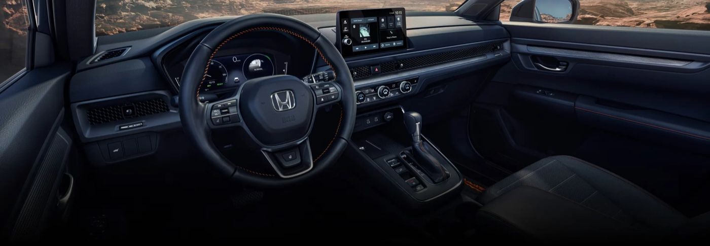 Vue intérieure du tableau de bord du Honda CR-V hybride 2026, montrant l’écran central, le volant multifonction et la qualité des matériaux.