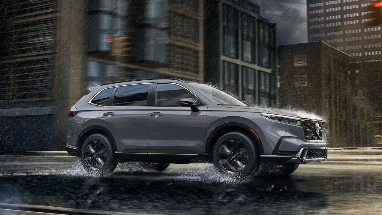 vue lat&eacute;rale avant d'un honda CR-V 2026 sous la pluie