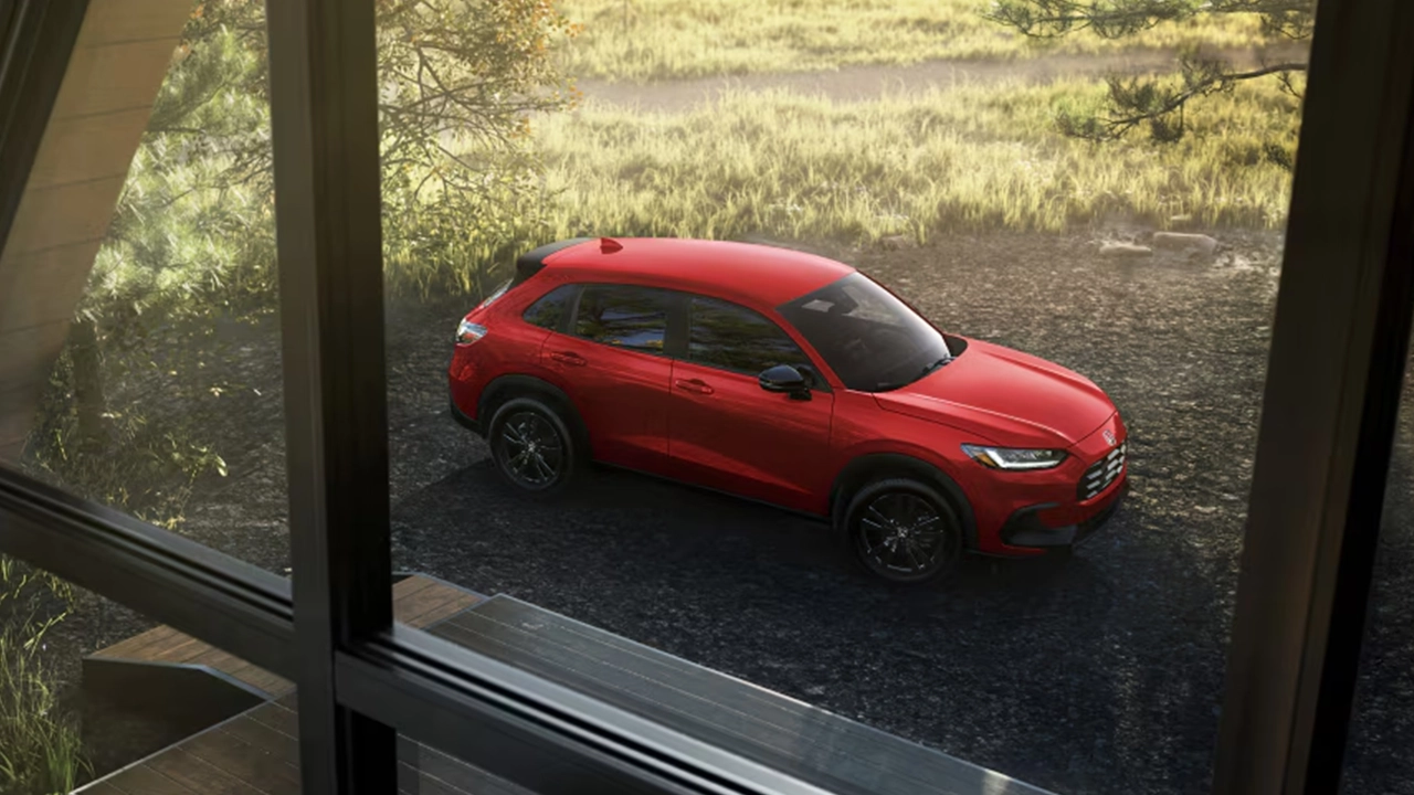 Vue d'une roulotte et d'un Honda CRV 3/4 avant ayant tirer une roulotte