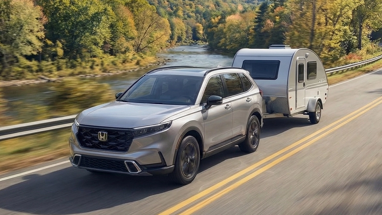 Vue 3/4 avant et lat&eacute;rale du Honda CR-V 2026 sur route tirant une roulotte