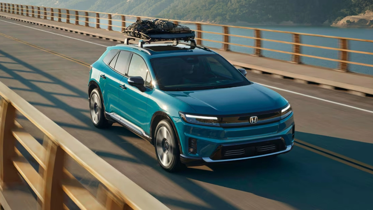 Vue 3/4 avant et lat&eacute;rale du Honda Passport 2026 avec chargement sur le toit en pleine puissance