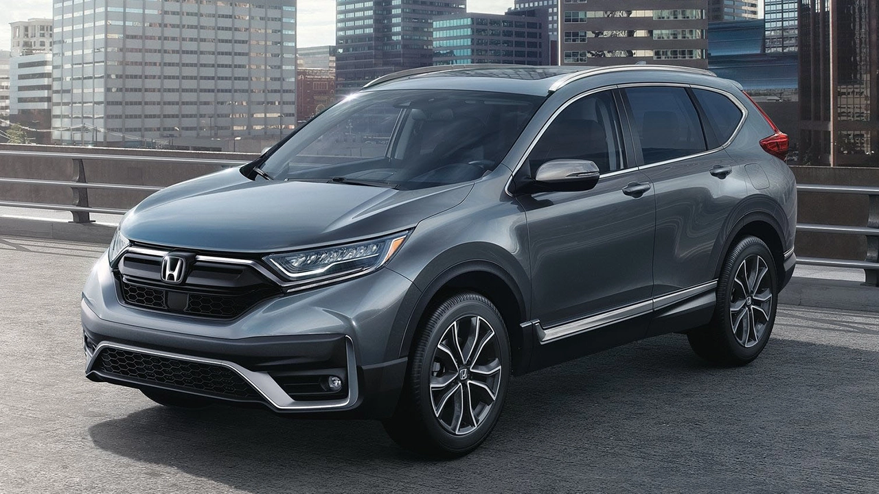 Vue 3/4 avant et lat&eacute;rale du Honda CR-V, gar&eacute; et vue sur ville