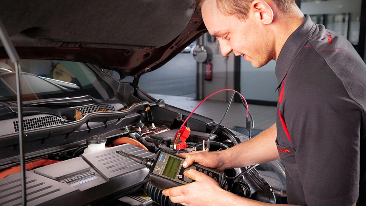 Un m&eacute;canicien honda faisant l'entretien honda