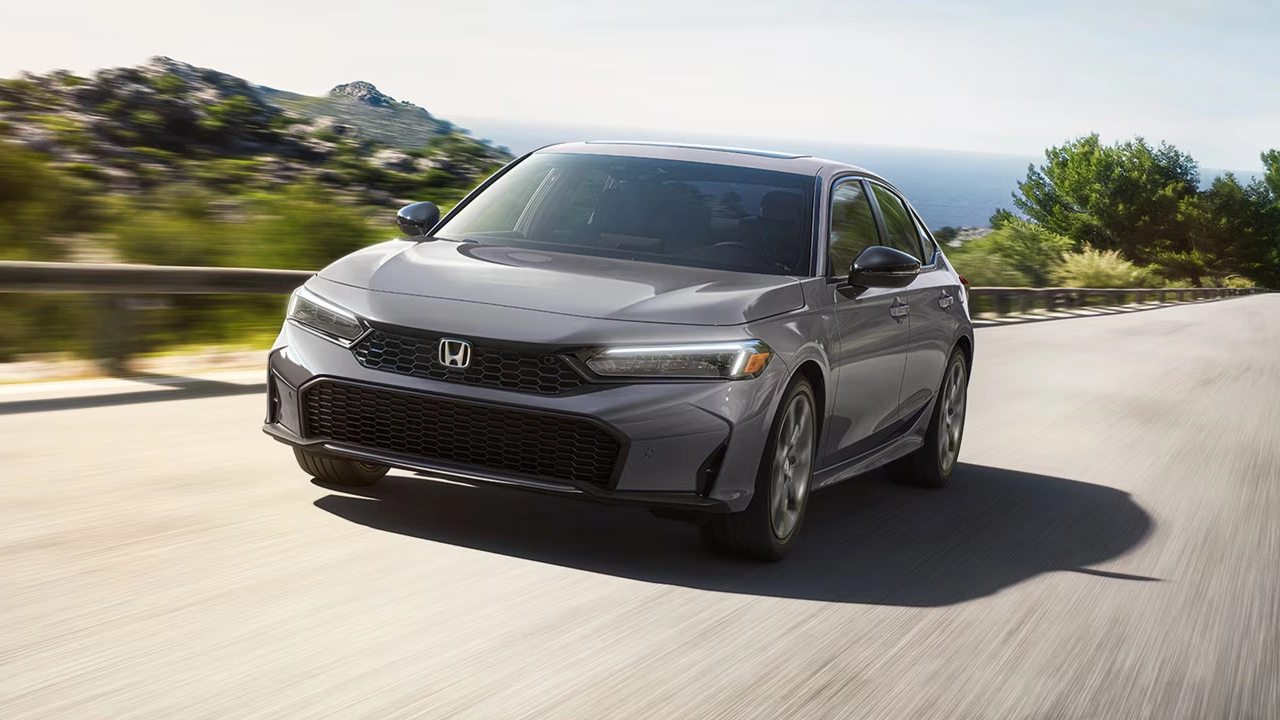 Vue 3/4 avant et latérale de l'honda civic 2026 sur route en pleine puissance