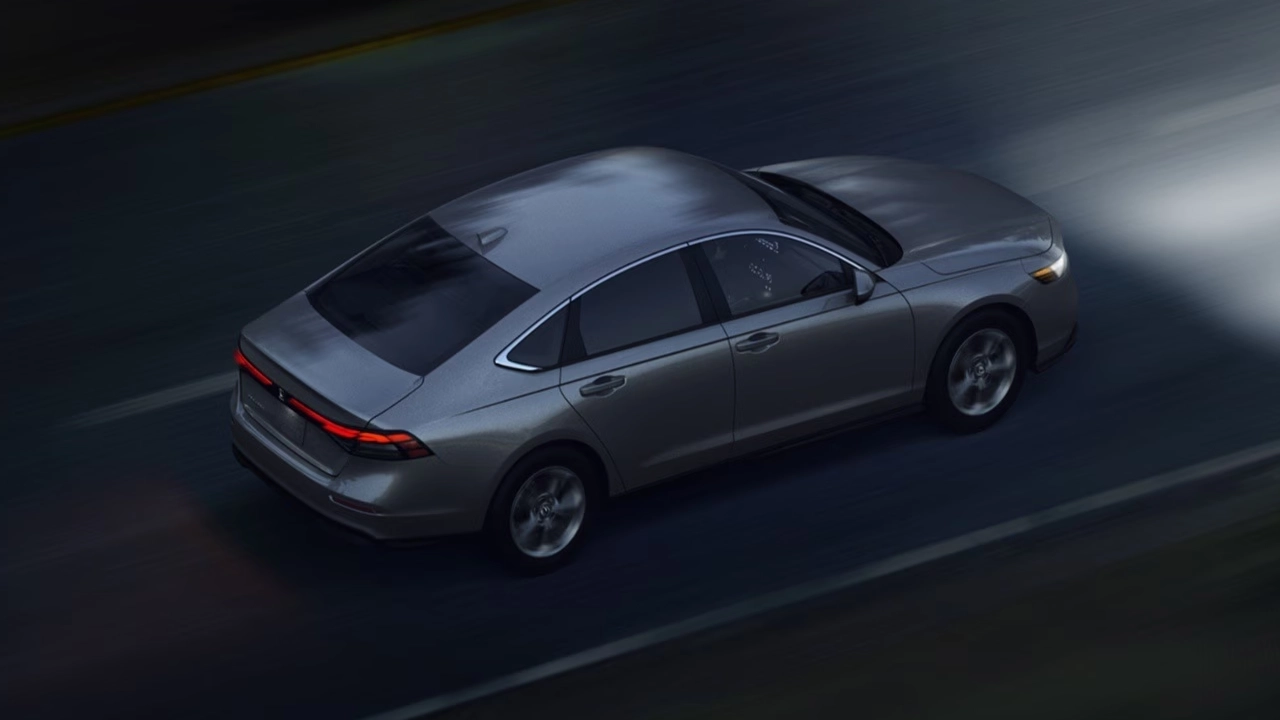 Vue latérale et arrière de l'honda Accord 2026 sur route en pleine performance