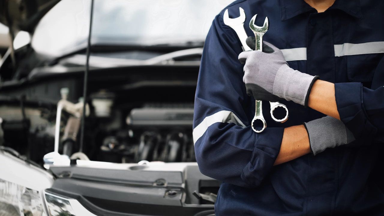 Technicien certifié Honda effectuant une inspection rigoureuse sous le capot d'un véhicule