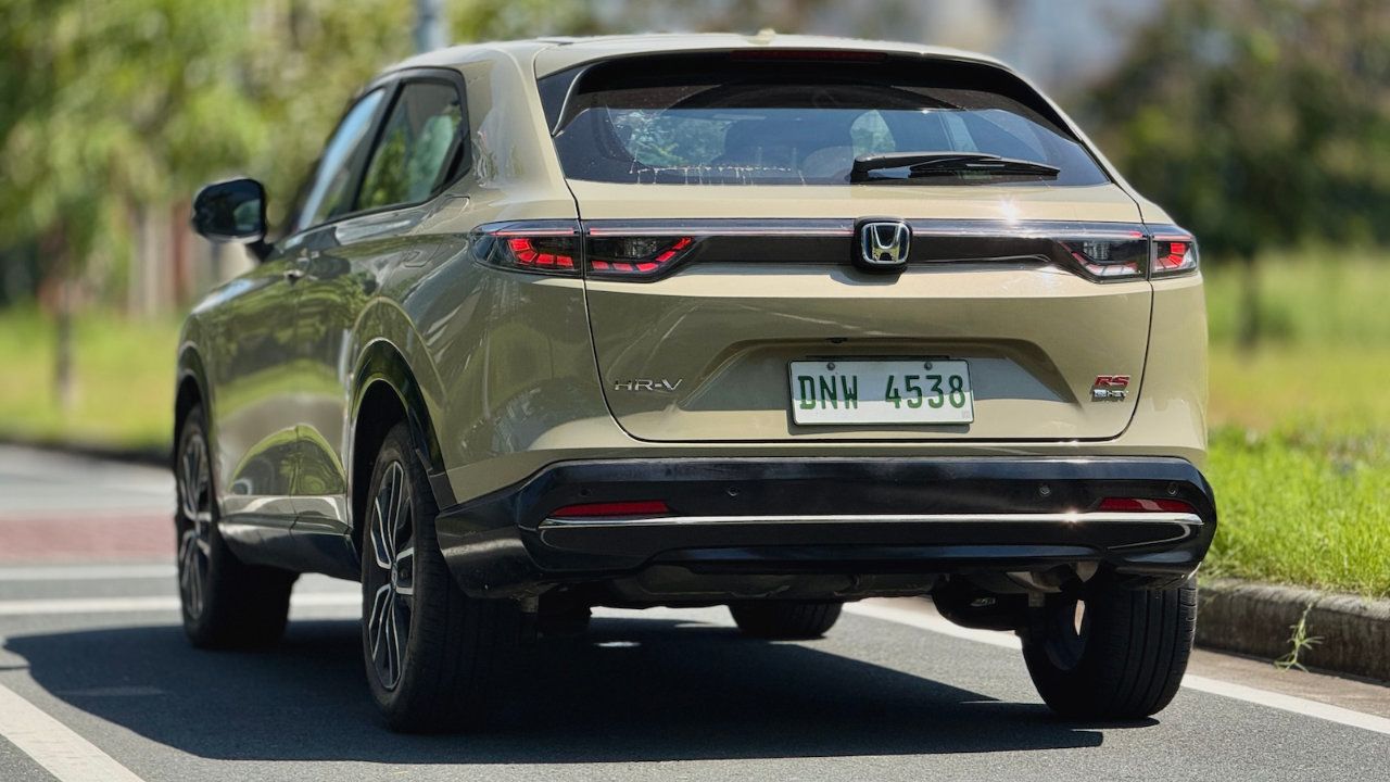 Vue arrière d'un VUS Honda hybride stationné, illustrant l'élégance et la technologie Honda
