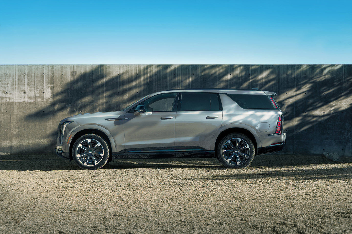 Le Cadillac ESCALADE IQL 2026 tout électrique : 750 chevaux dans un format allongé