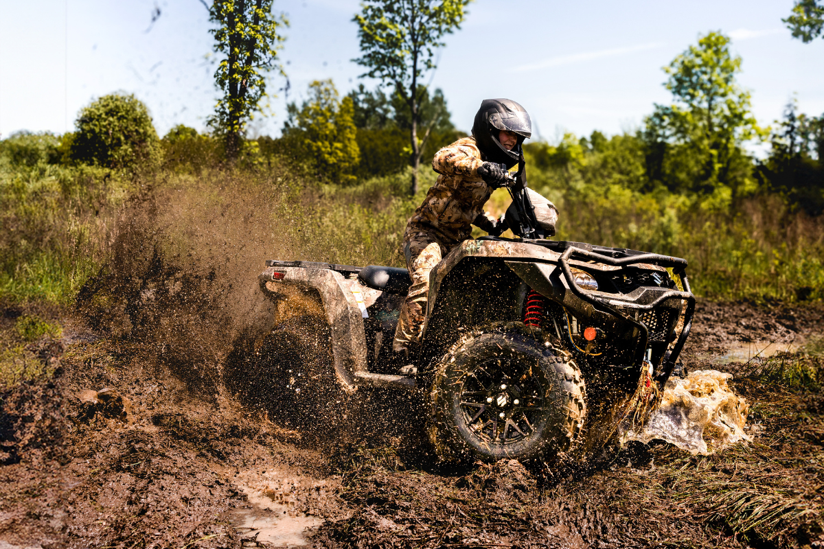 Polaris Sportsman 850 ou Suzuki KingQuad 750XP 2025 : quel VTT polyvalent pour vos travaux et randonnées?