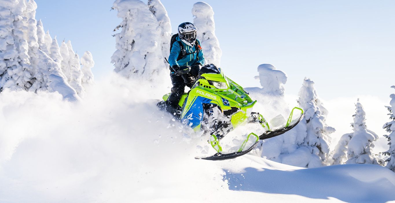 Motoneige de montagne : ce qui rend la Polaris PRO RMK 165 imbattable en neige profonde