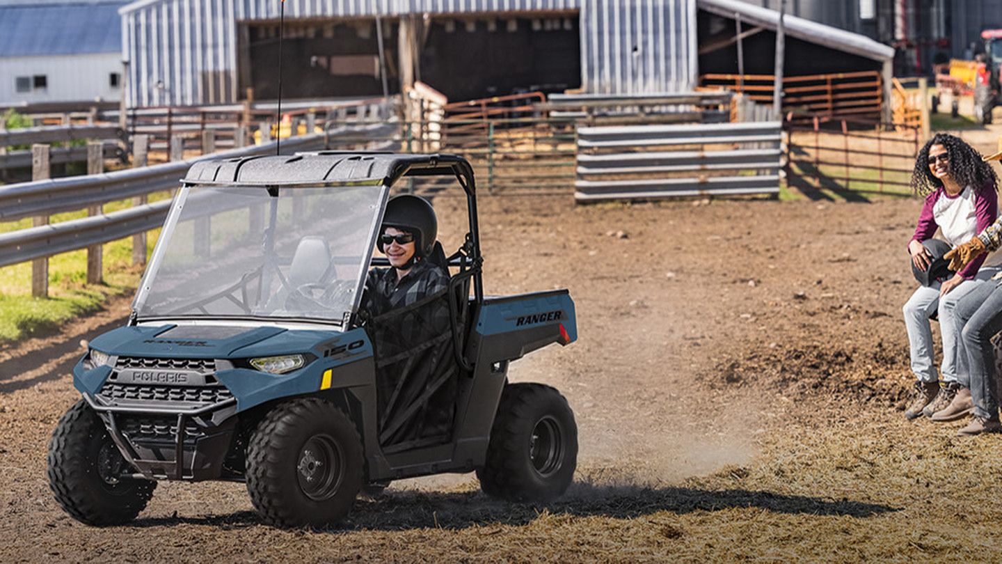 Randonnée hivernale pour les jeunes : Plaisir sécuritaire dans la cour avec le Polaris Ranger 150