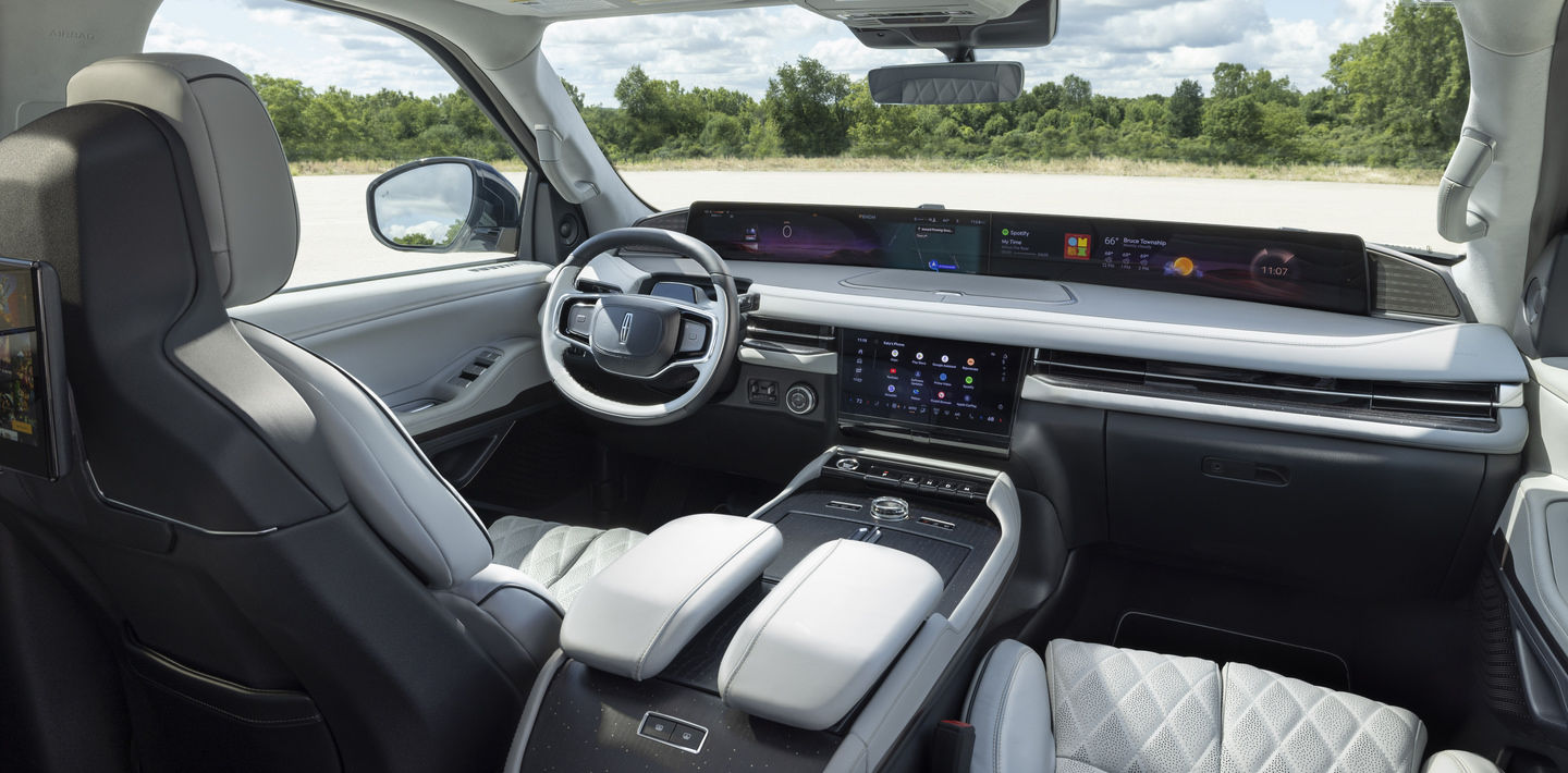 Comparaison du luxe intérieur du Lincoln Navigator 2025 et du Cadillac Escalade 2025