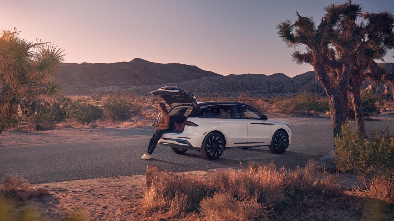 rear side view of a 2026 Lincoln Nautilus
