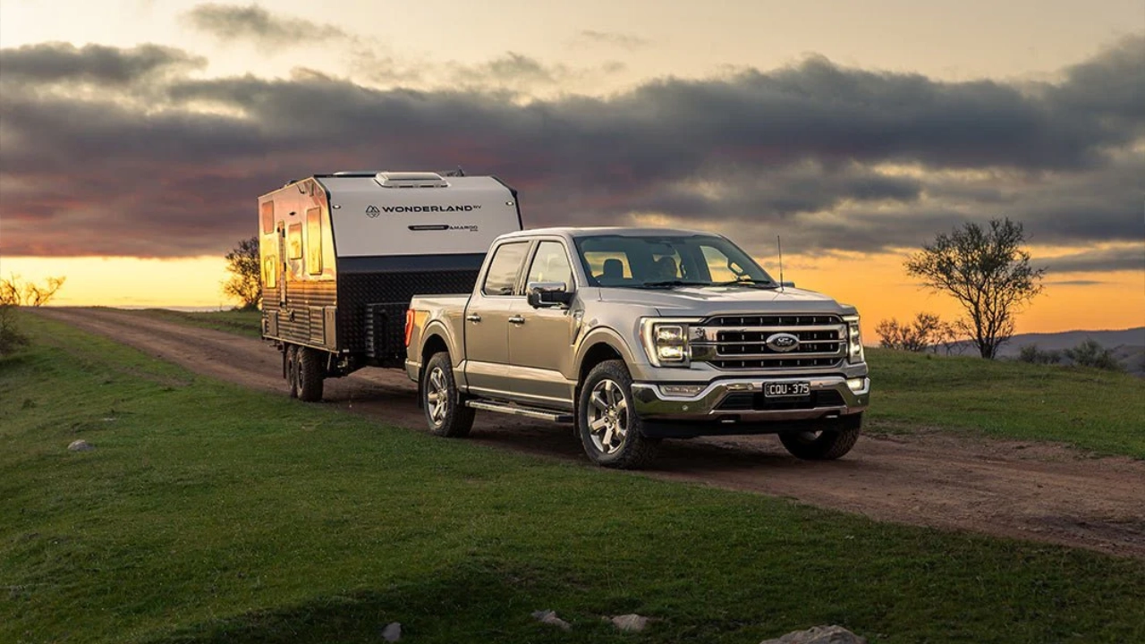 vue latérale avant d'un camion Ford F-150 2026