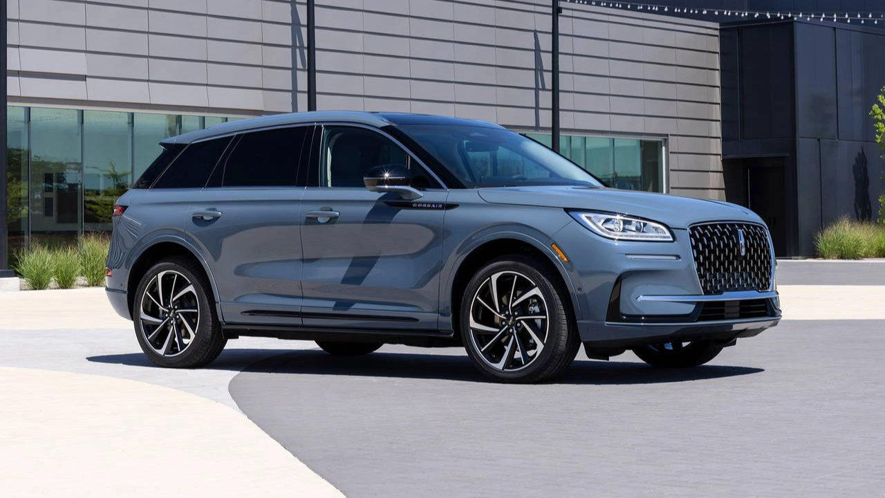 vue latérale avant d'un Lincoln Corsair 2026