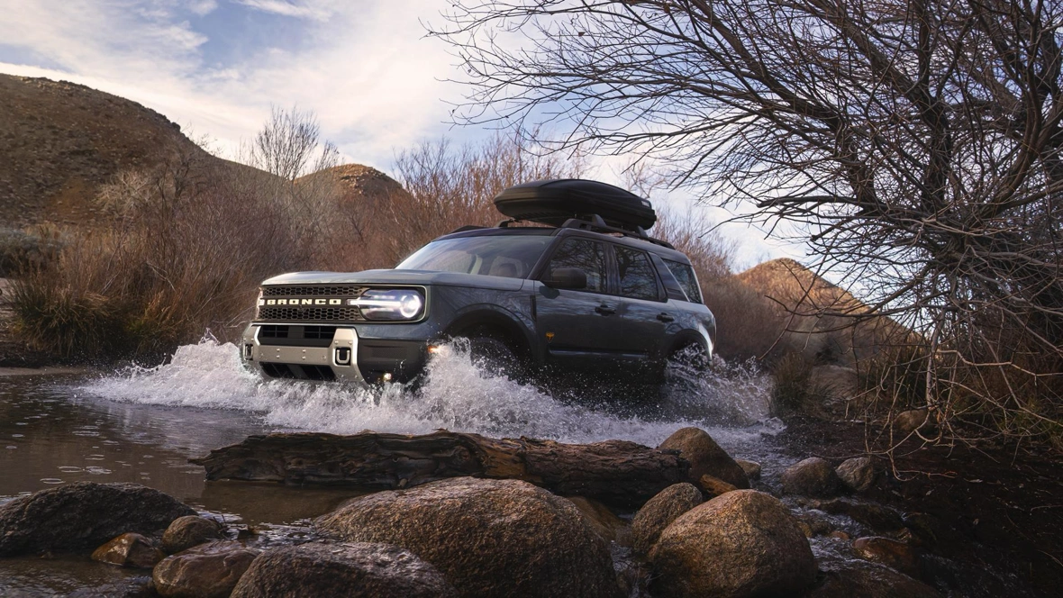 Ford Bronco Sport 2026 traversant un cours d’eau sur un sentier.