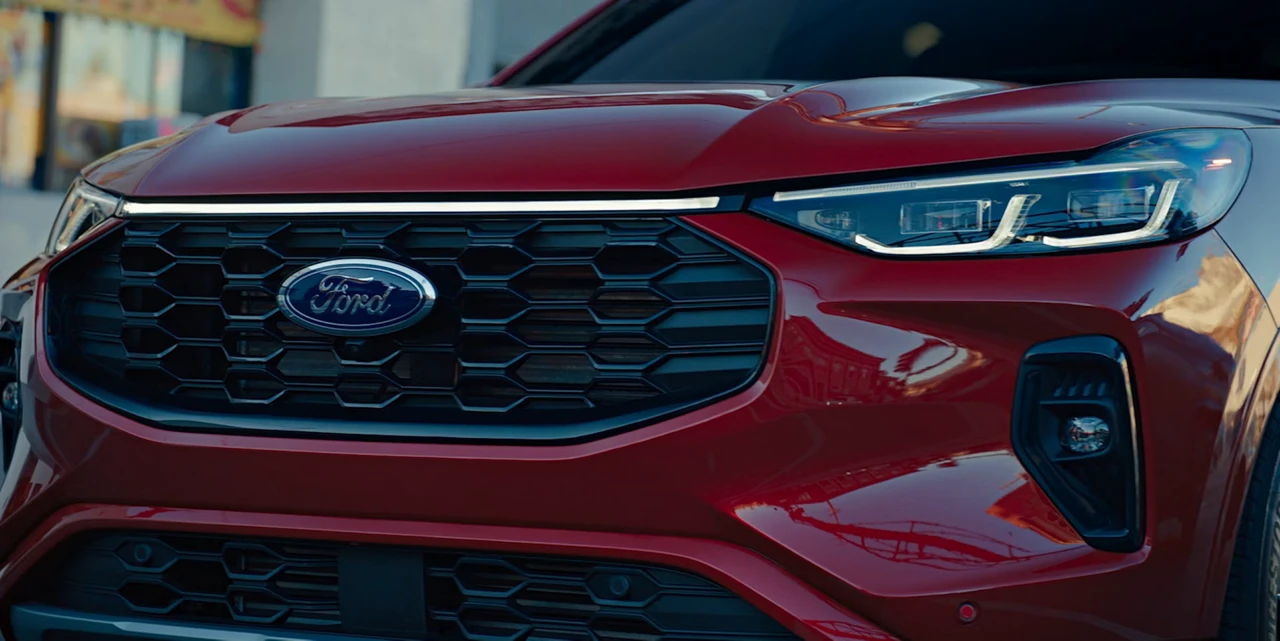 Vue rapproch&eacute;e de la calandre et du phare d&rsquo;un Ford Escape 2026 rouge.