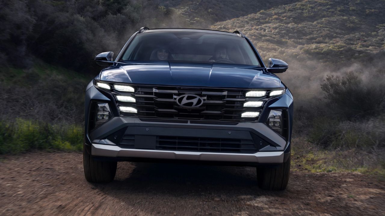 Hyundai Tucson 2026 bleu sur un chemin de terre.