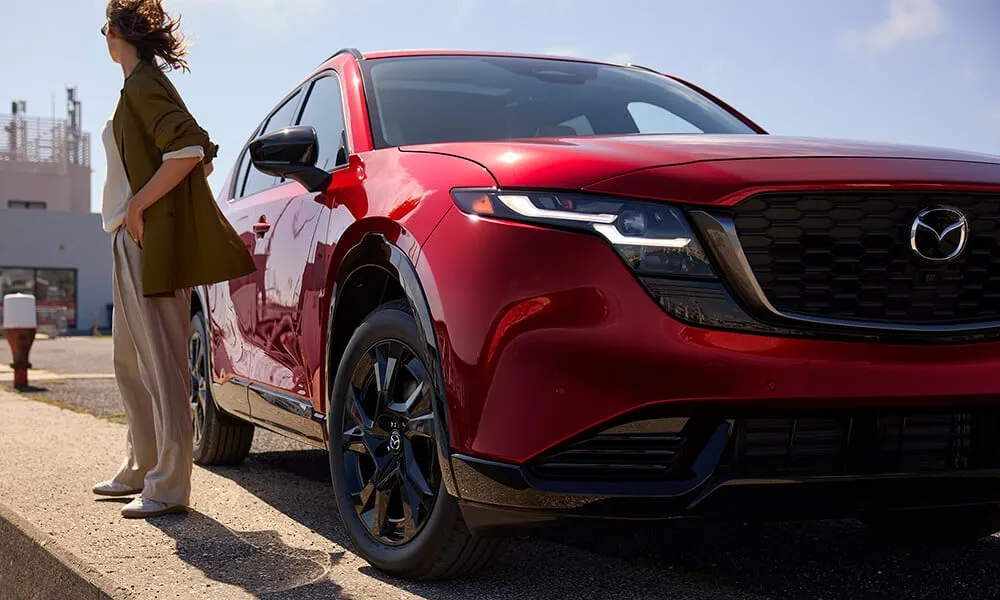 Mazda CX-5 2026 rouge stationné en milieu urbain.