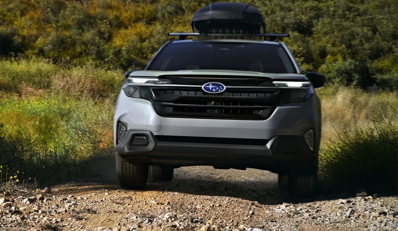 Subaru Forester 2026 blanc équipé d’un coffre de toit.