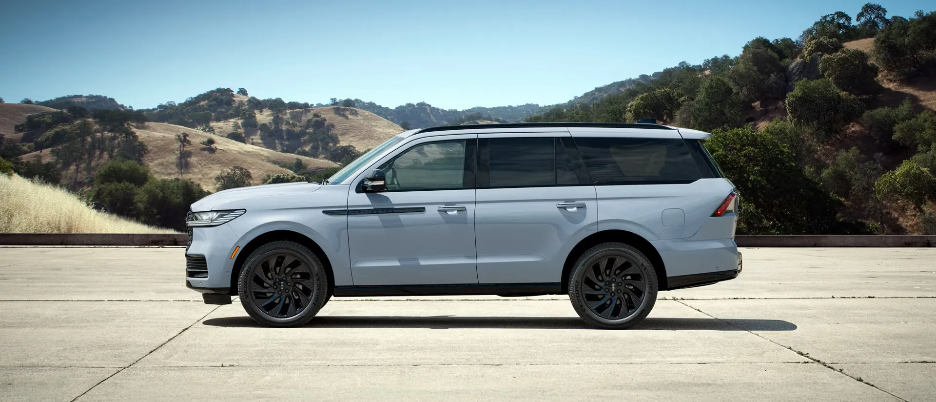 Lincoln Navigator 2027 bleu p&acirc;le vu de profil.