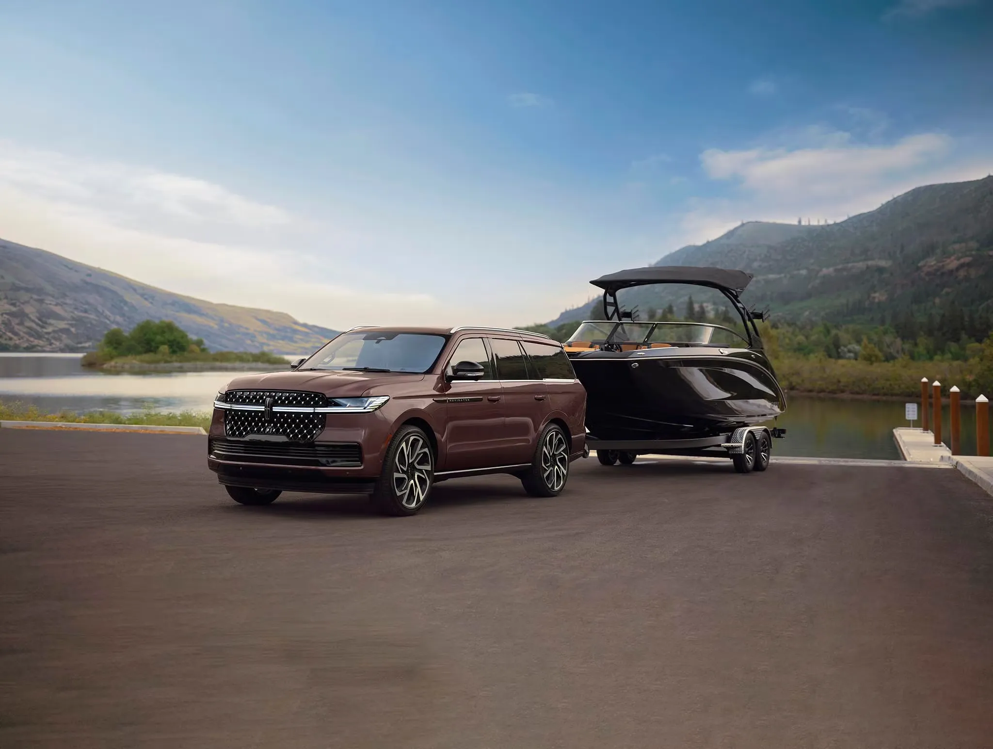 Lincoln Navigator 2027 remorquant un bateau pr&egrave;s d&rsquo;un lac.