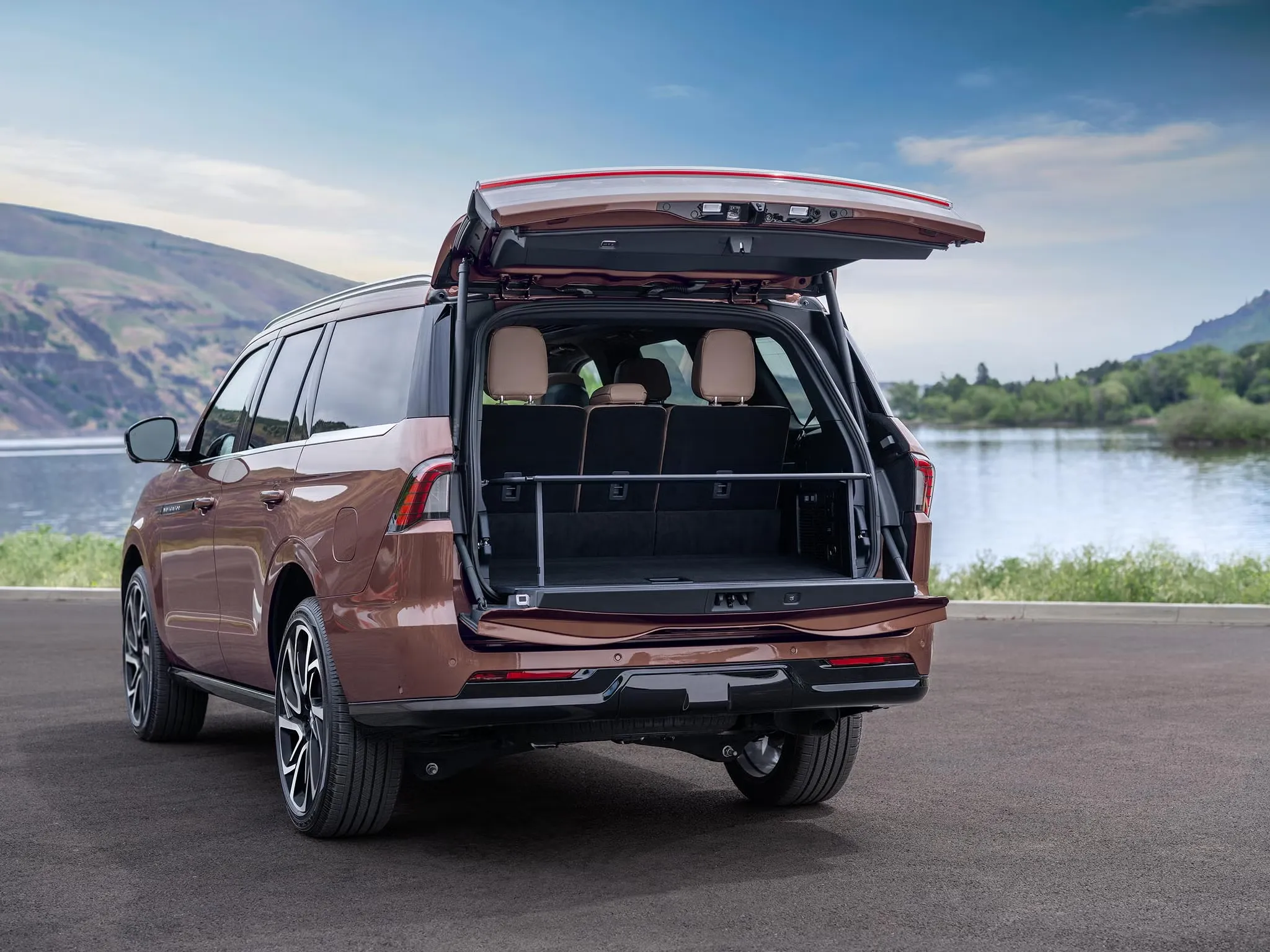 Espace de chargement du Lincoln Navigator 2027 avec hayon ouvert.