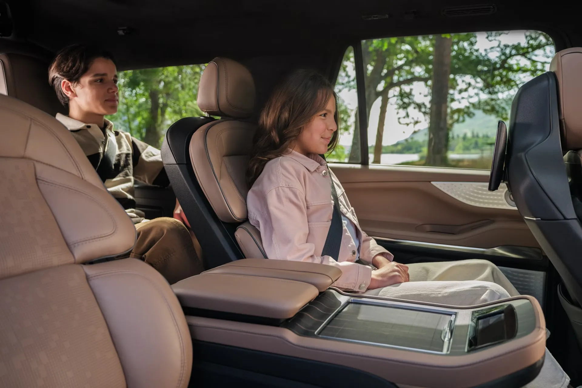Passagers install&eacute;s dans les si&egrave;ges arri&egrave;re du Lincoln Navigator 2027.