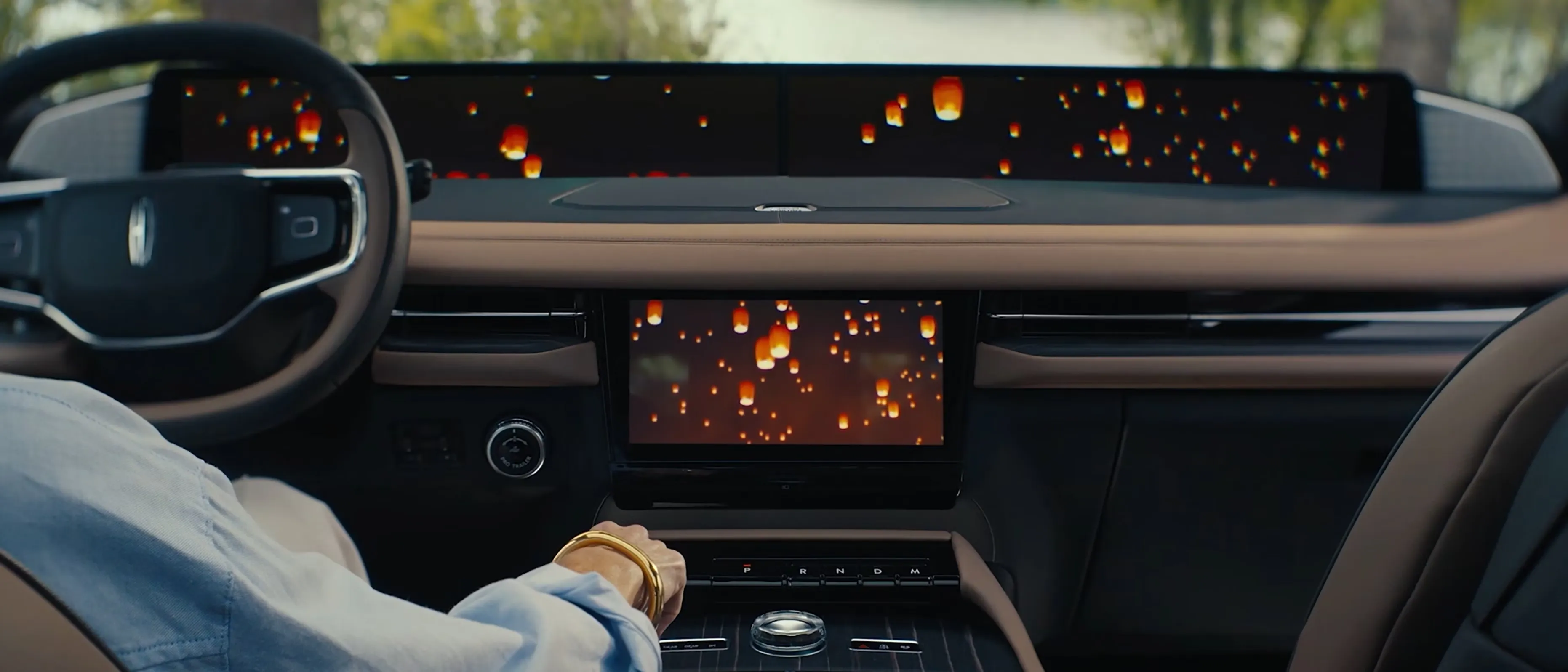 Tableau de bord du Lincoln Navigator 2027 avec &eacute;cran panoramique de 48 pouces.