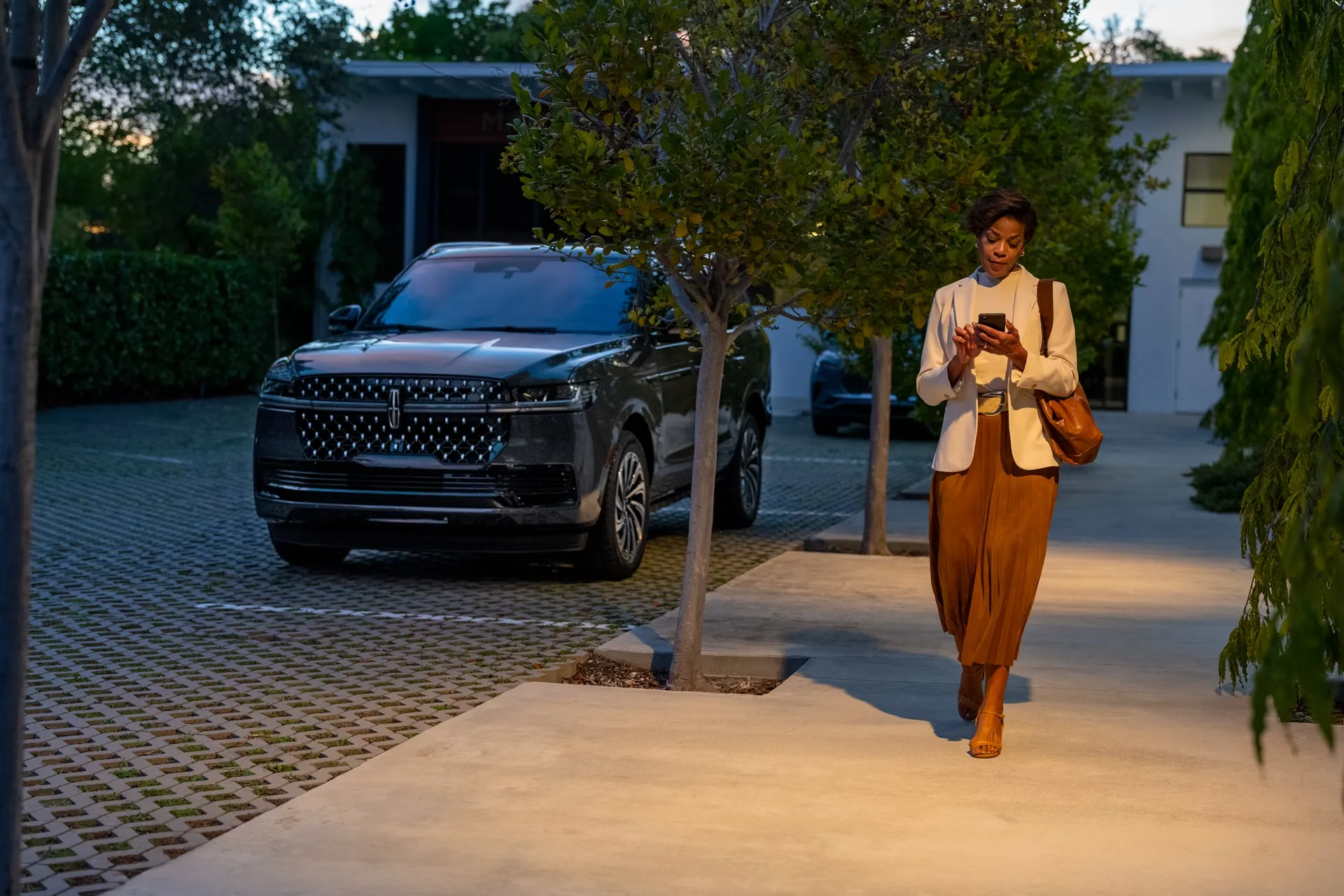 Lincoln Navigator 2027 noir stationn&eacute; devant une r&eacute;sidence.