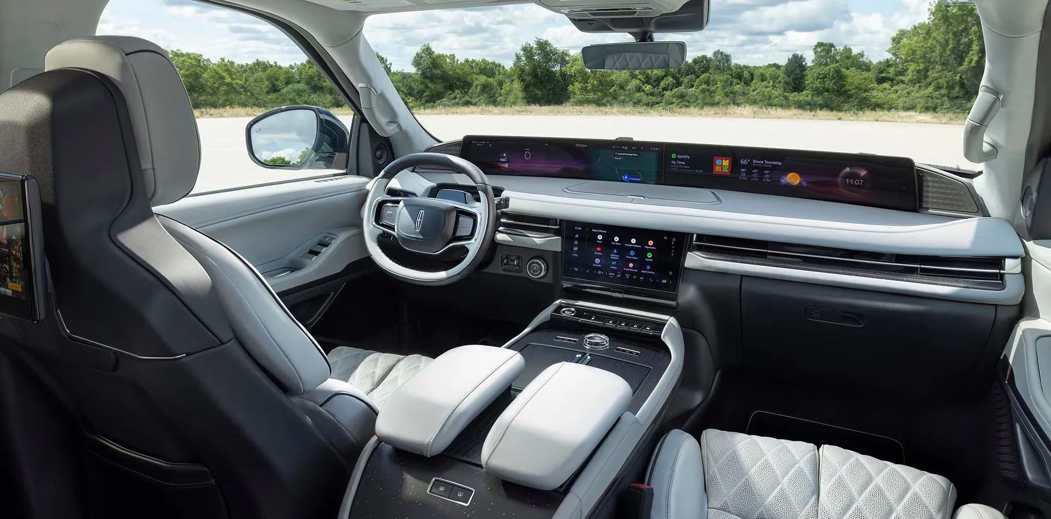 Habitacle luxueux du Lincoln Navigator 2027 avec &eacute;cran panoramique.