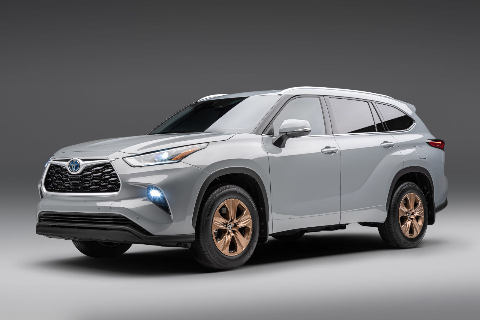 Comment s'illustre le Toyota Highlander 2025?