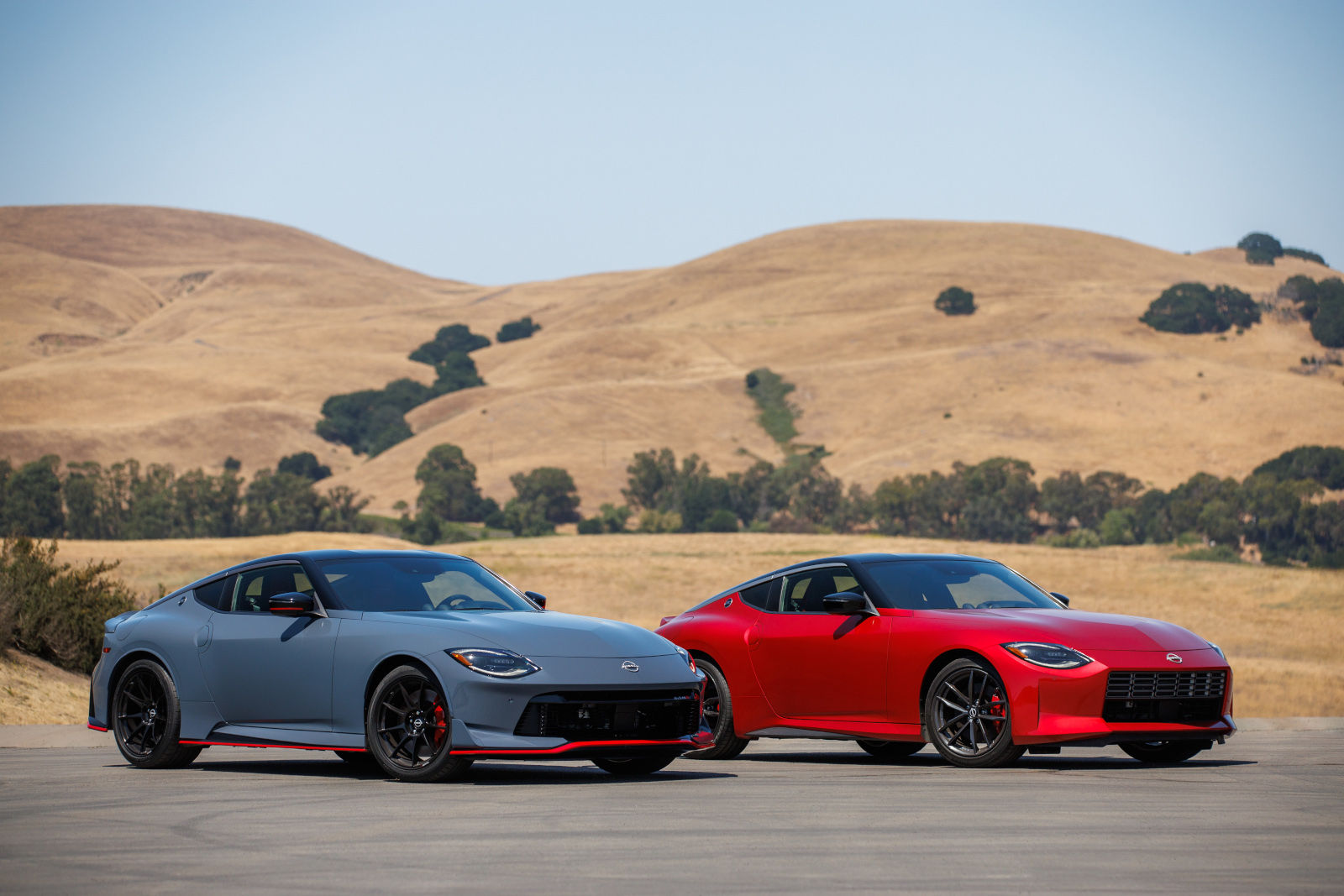 Comparaison entre la Nissan Z 2024 et la Toyota GR Supra 2024