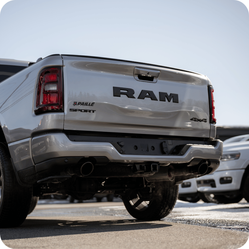 Vue de près de l'arrière du RAM 1500 2026 chez le concessionnaire Paillé