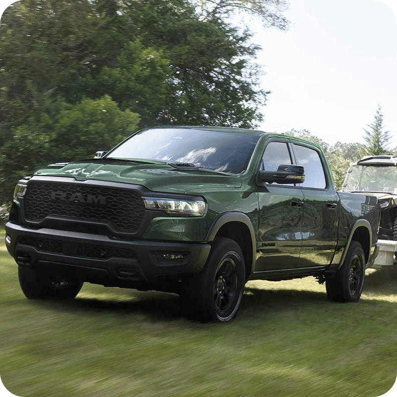 Vue latérale d'un RAM 1500 ayant remorqué une roulotte