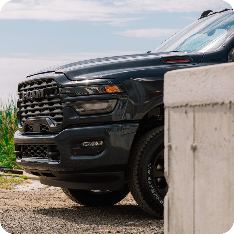RAM 2500 2026 près d’un chantier pour illustrer sa capacité de remorquage et son usage intensif.