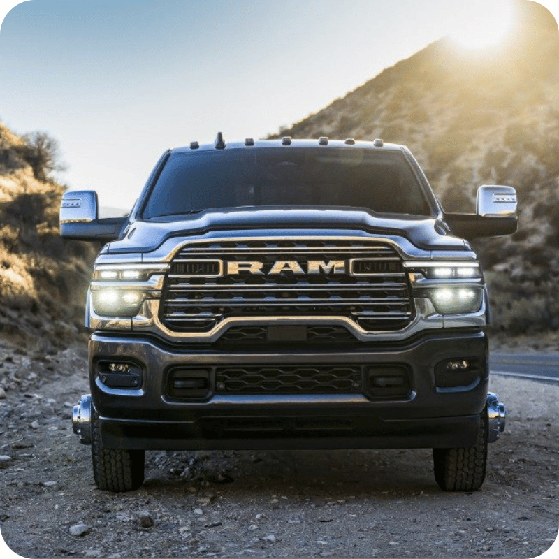 RAM 3500 Heavy Duty vu de face pour illustrer son gabarit imposant et sa conception adaptée aux travaux exigeants.