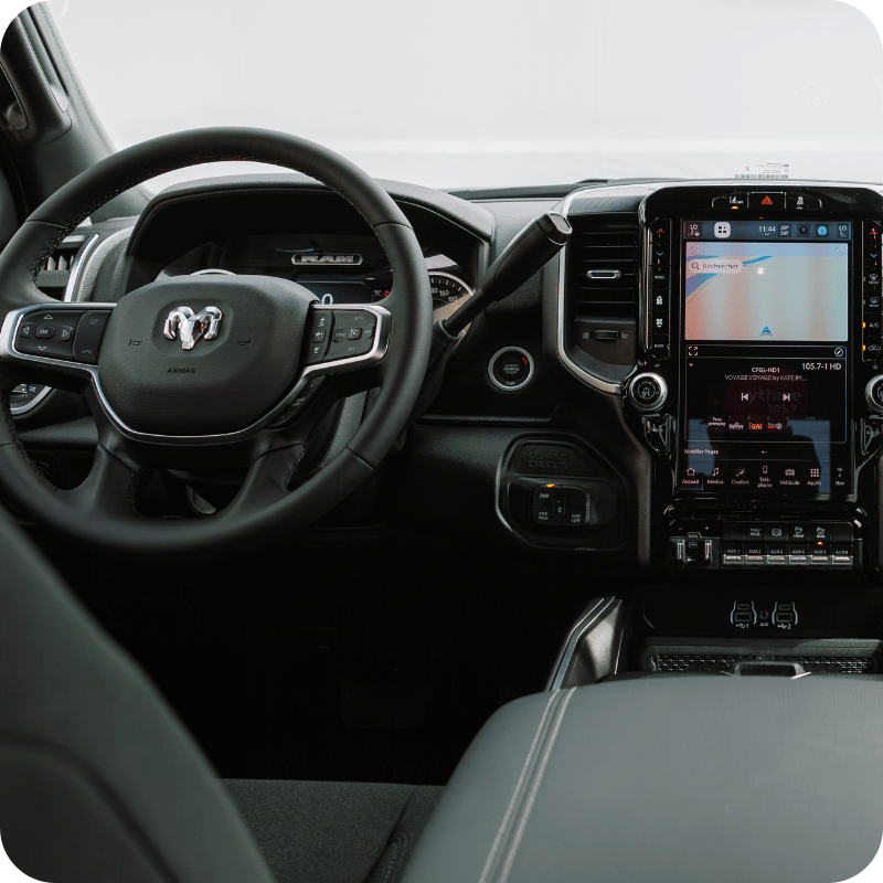 Habitacle du RAM 2500 avec volant et grand écran tactile Uconnect pour illustrer son confort et ses technologies.