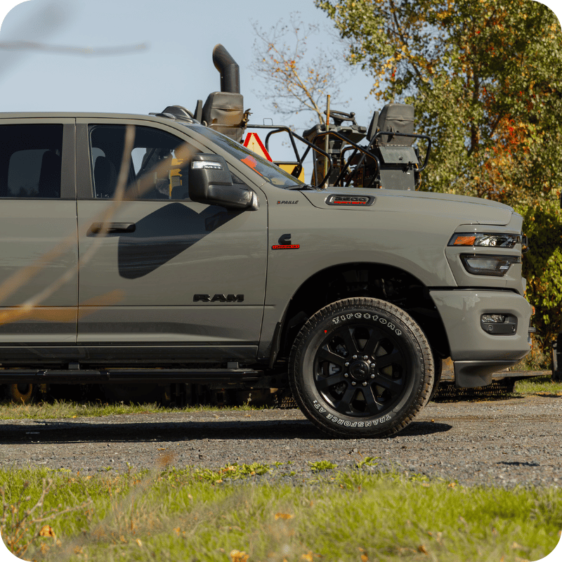RAM 2500 Heavy Duty avec équipement de travail pour illustrer son utilisation par les entrepreneurs et travailleurs autonomes.