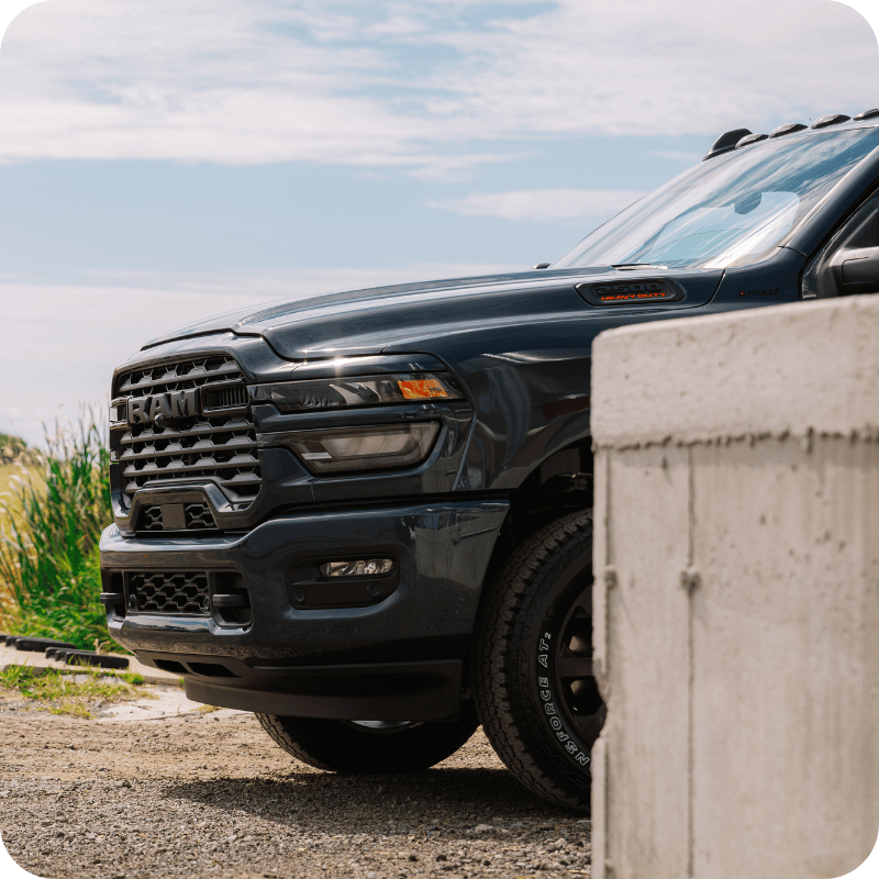 RAM Heavy Duty noir près d’un chantier pour illustrer les capacités robustes des RAM 2500 et RAM 3500.