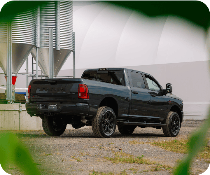 Vue arrière du RAM 1500 2026 garé sur une ferme