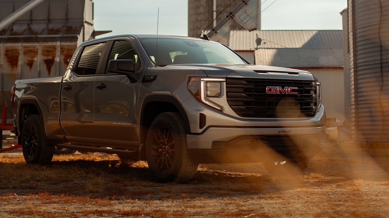 Three-quarter front and side view of the GMC Sierra 1500, ready for work