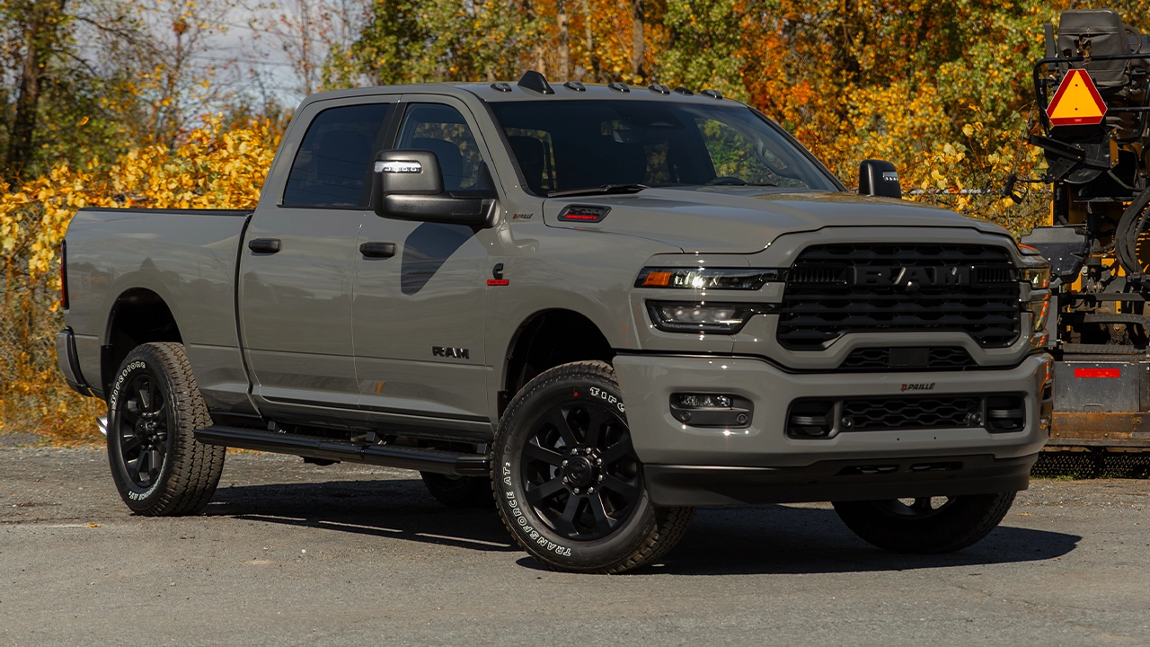 Camion pickup noir sur un chantier de construction
