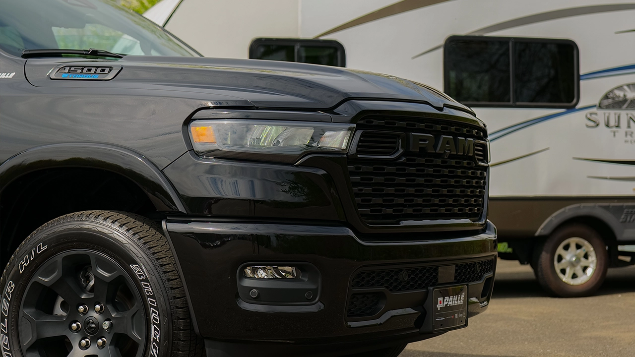 Chevrolet Silverado silver vue de face angle bas, pr&ecirc;t a tirer une remorque