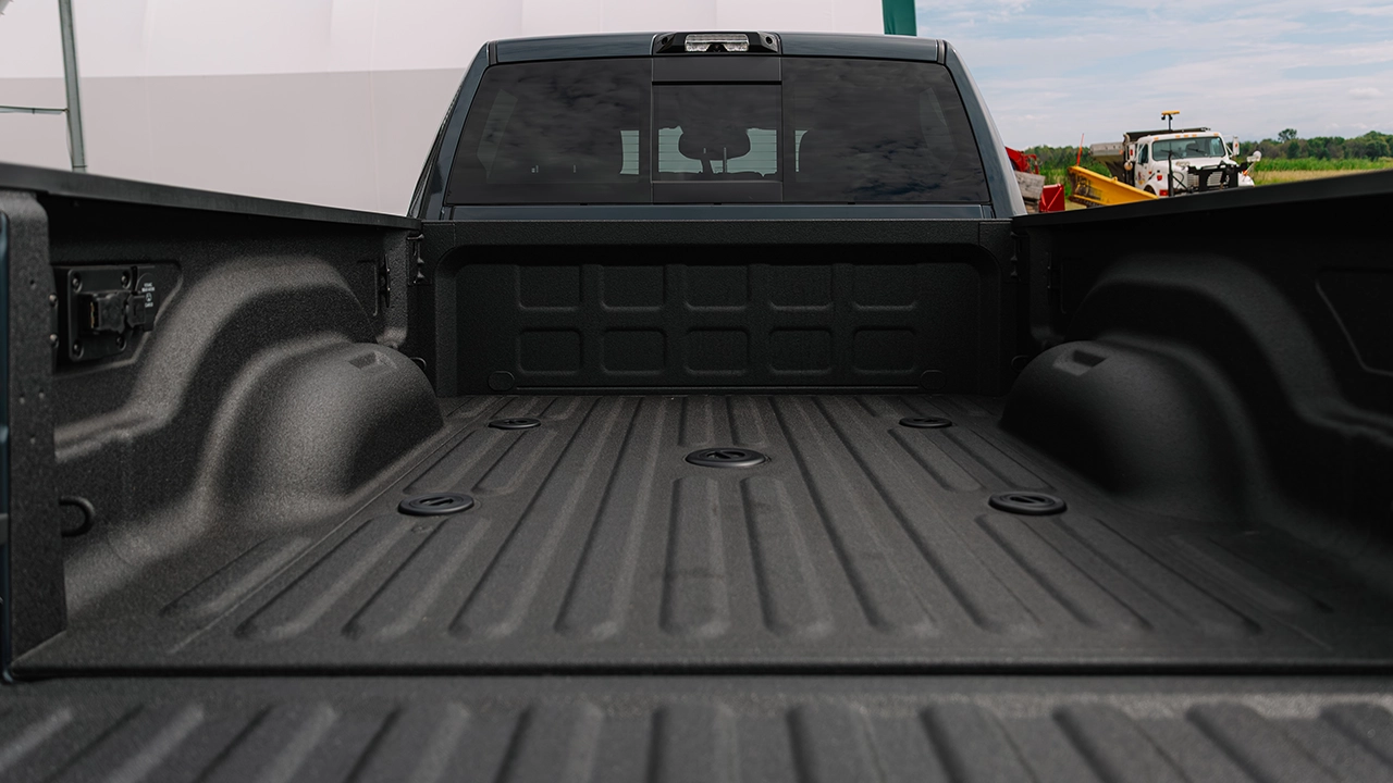 Vue arri&egrave;re camion Chevrolet Silverado noir hayon ouvert